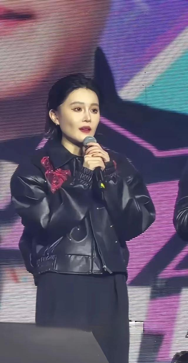 赵本山女儿球球线下近照，看着比实际年龄显老，强大基因藏不住！