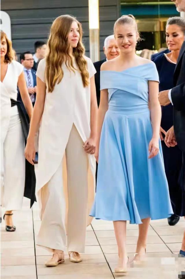 费利佩六世携王后抵达北京，莱蒂齐亚穿中式花朵外套，美丽有气质