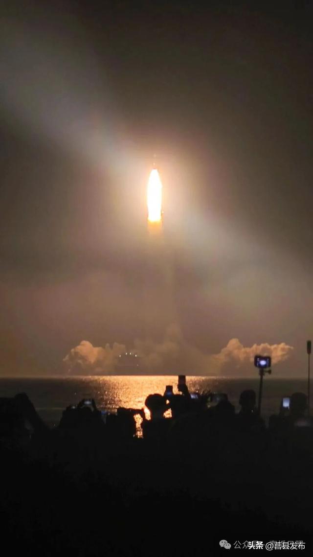 高燃！凌晨3时48分的日照海边，人山人海！这一幕，太震撼！