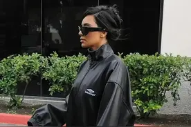 卡戴珊与侃爷洛杉矶支持儿子球赛，紧身裤配尖高跟，看起来美极了图片