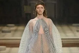 法国时装周模特裸露，时尚道德引争议图片