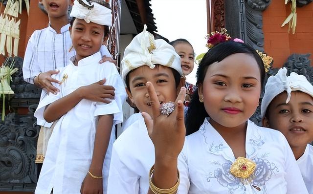 天地会逃到海外，成立了一个国家，面积比两个日本大	，至今说汉语