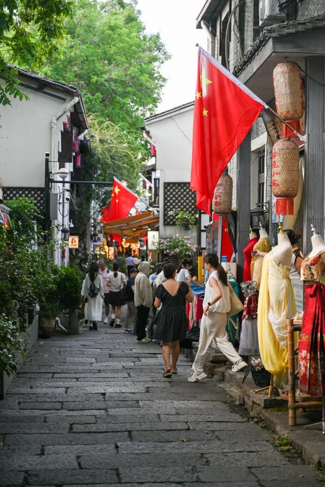 漫步拱墅，邂逅满街“中国红”！