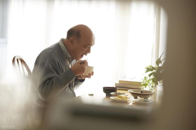“吃饭七分饱”被推翻了？医生：过了50岁，吃饭尽量要做到这3点