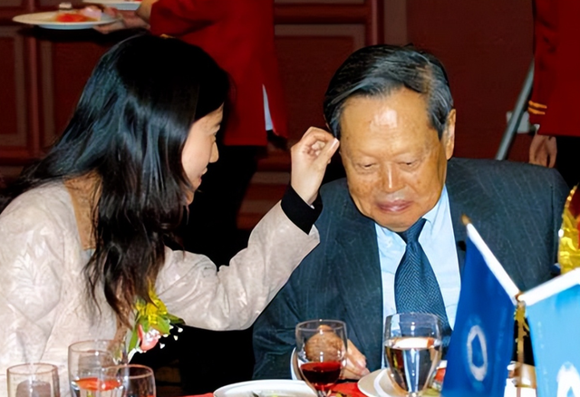杨振宁去世后，翁帆再发文，49岁无子女的她，早已被安排好了退路