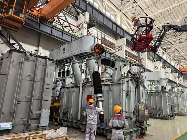 马斯克预言成真！全球争抢的不是芯片，而是中国20万一台的变压器