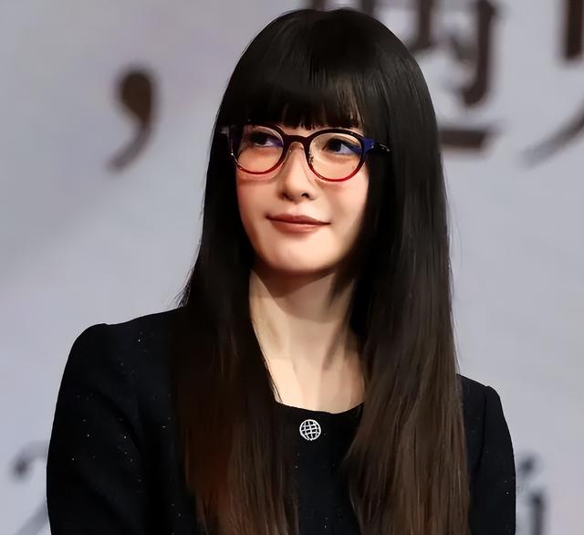 比整容还离谱！39岁江疏影现身活动，脸僵似硅胶，造型丑到认不出