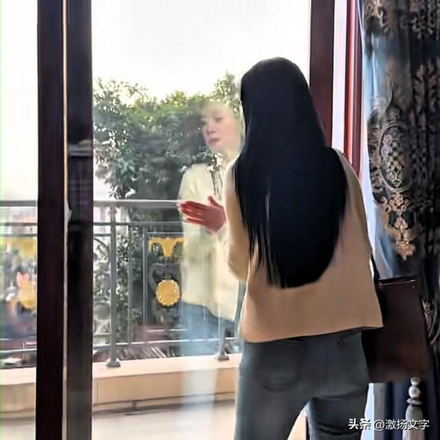 全红婵家新房旁的美女邻居	，建房时有影响的那棵大树就是美女家的