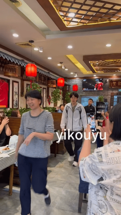 王楚钦去玉桥餐厅一不小心和孙颖莎“同框”了，打包又引球迷猜测
