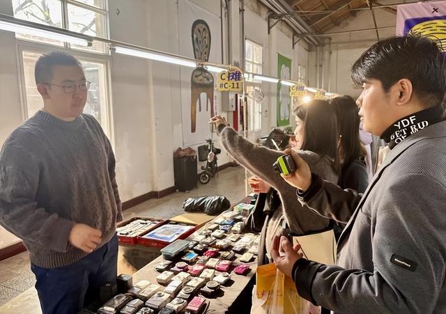 晴好周末 西安市民惬意游逛西仓市集文创公园