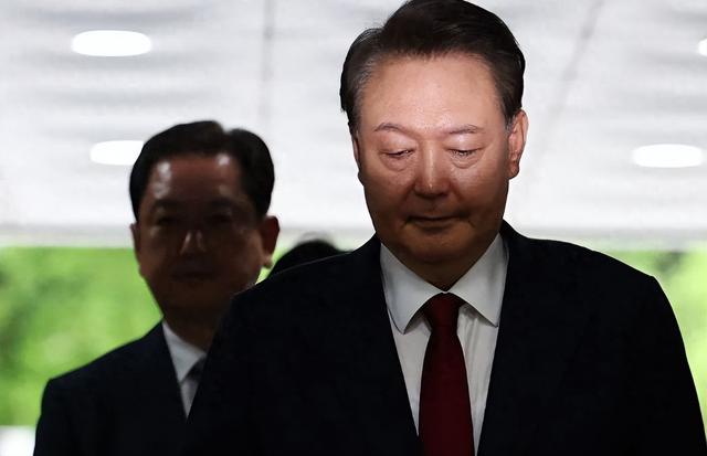 64岁的尹锡悦，为了从李在明手里活命，脱了衣服在囚室满地打滚