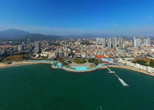 浙江藏着一座冷门海滨小城,人少景美、海鲜便宜、非常安逸