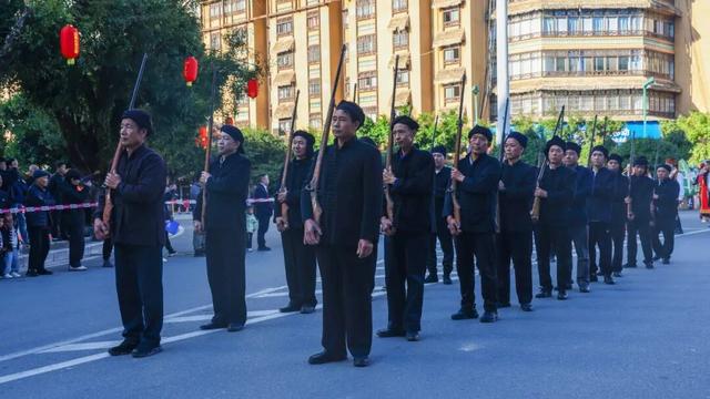 绿春长街古宴 | 精彩回顾：民族文化大巡游 街头掀起“最炫民族风”