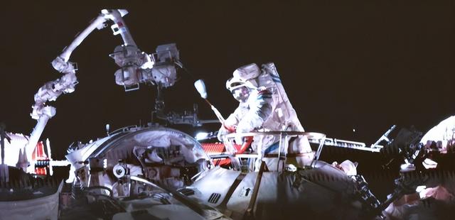 神舟二十飞船遭撞击，太空碎片威胁升级，航天员如何平安回地球？