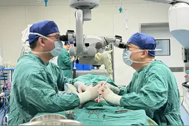 显微镜下清运脑中“废物”，协和医院手术治疗阿尔茨海默病图片