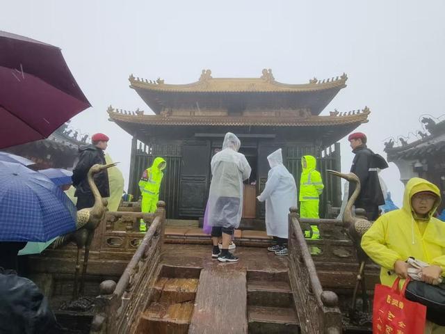 武当山：秋雨连绵游客热度不减 各部门雨中坚守暖心服务
