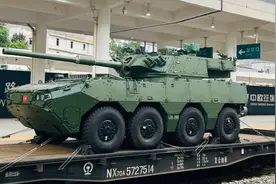 解放军新型轮式突击车批量亮相：配备105炮，综合战力大幅跃升！图片