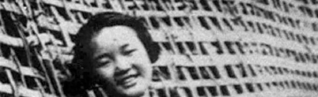 17岁女囚被送进监狱，狱长得意洋洋解开衣扣，三天后他磕头不止