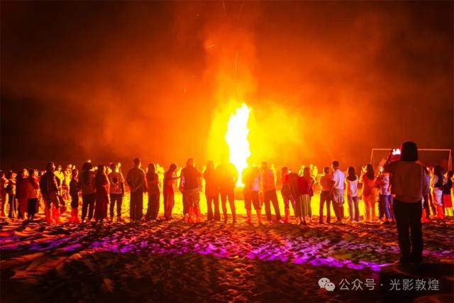 大漠敦煌：美丽烟花浪漫篝火点燃夜经济活力