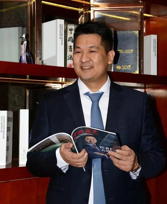 大快人心！2.7万亿电诈主犯佘智江被押解回国！下飞机时腿都软了