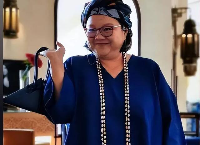 陈凯歌前妻洪晃京郊院子曝光，百平空地长草，网友：哪像名门小院