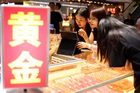 当年轻人勇闯黄金市场，他们更在乎“买金平权”图片