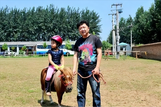 不查不知道一查吓一跳，坐拥北京60亩马场的于谦，私下到底有多壕