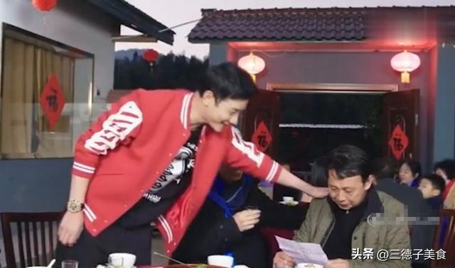 罗晋父亲葬礼现场曝光，罗晋抱遗照神情哀伤，唐嫣在身后全程陪伴