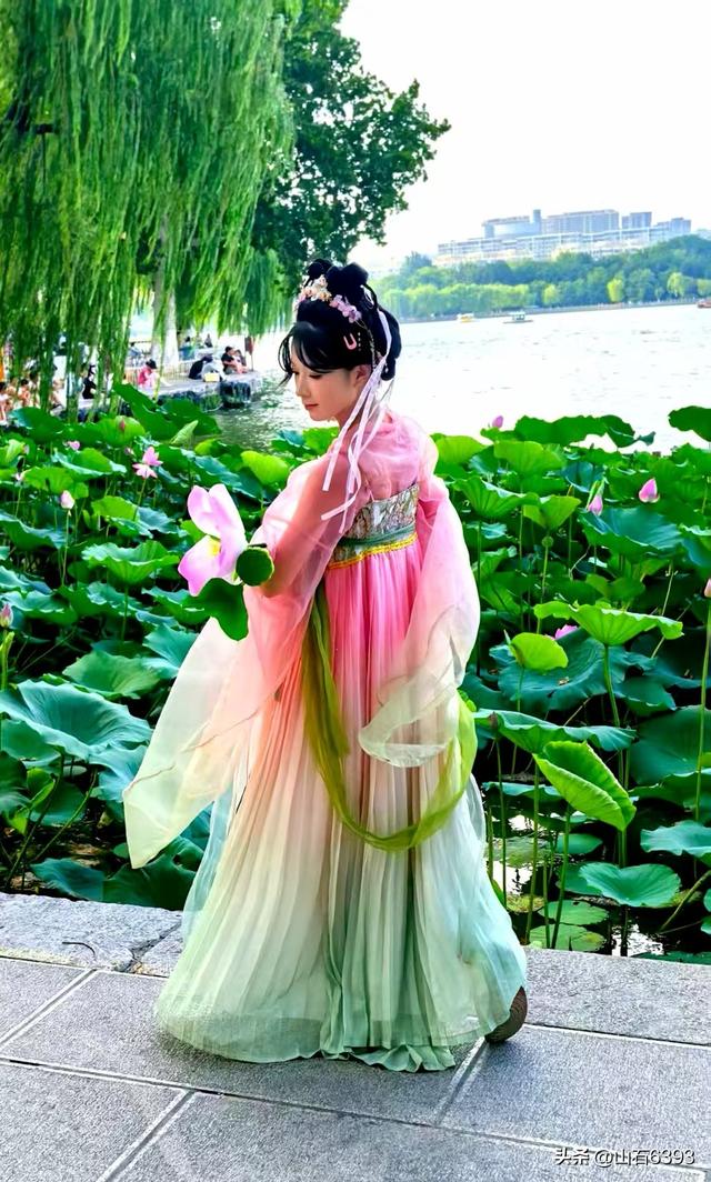 《雨荷厅畔荷香美女乐》～新华社原军事记者陶俊峰泉城大明湖美拍