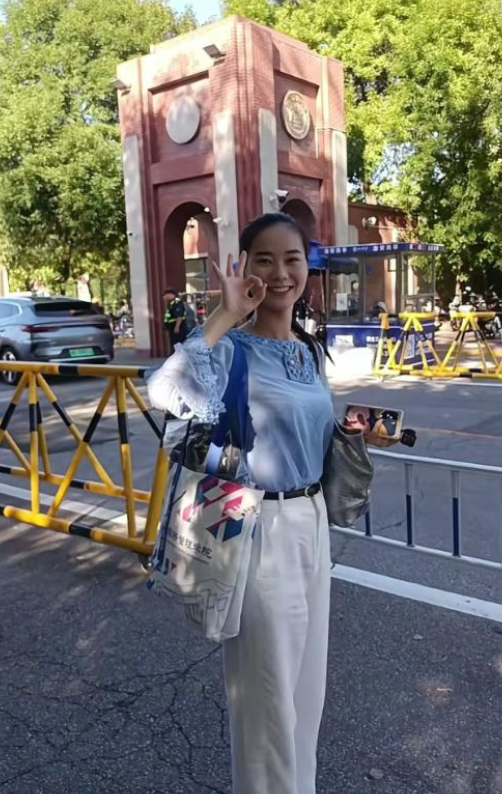 女民兵李思颖阅兵回家后仅半天，又官宣新身份，太牛了，全网恭喜