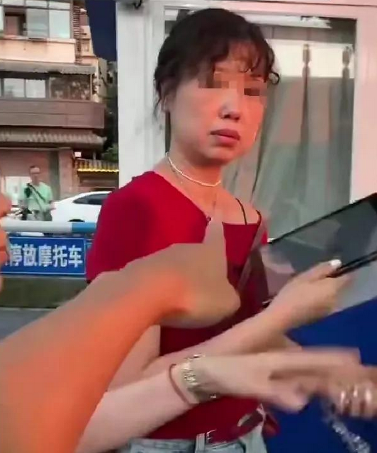 后续！重庆骂客女被列黑名单，央媒：“狗皮膏药”式旅拍该根治了