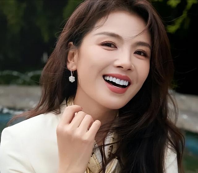 比整容还离谱！39岁江疏影现身活动，脸僵似硅胶，造型丑到认不出