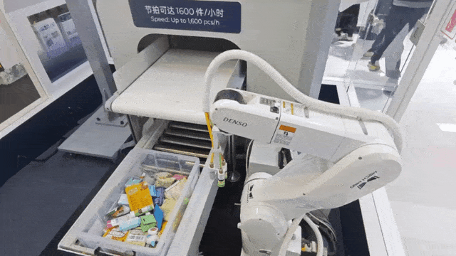 90后养老就靠它？清华系机器人WAIC炫技，叠衣取货秀翻全场