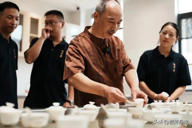 12位首批国非遗武夷岩茶制作技艺传承人