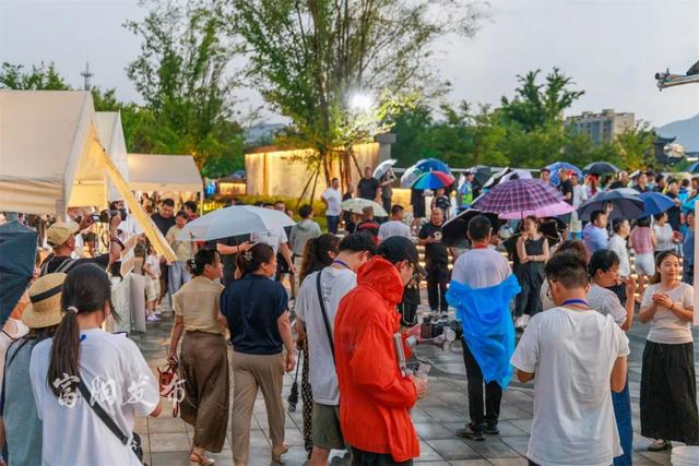 大批人冒雨赶来！富阳这里，太有氛围感了！