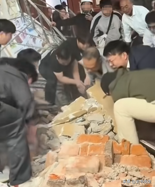 长沙潮宗街突发意外！装修墙体倒塌，四人被埋废墟，众人徒手救援