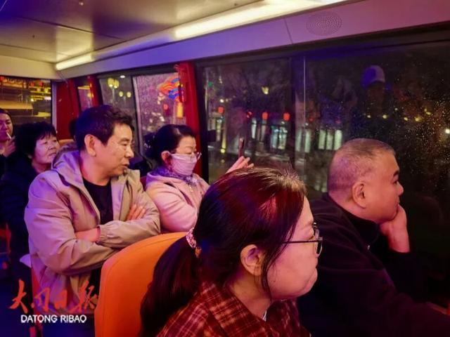 在大同古城里，边K歌边观光，又潮又炫酷