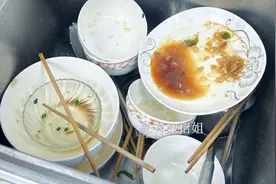 我家洗碗，从不用洗洁精！教你3个妙招，洗得干净，还不伤手！图片