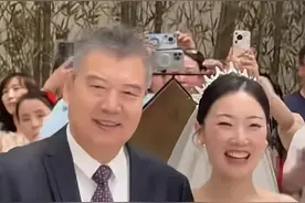 太排面了！李隼女儿结婚，王楠当场送金链子，嫁妆曝光，好大手笔图片