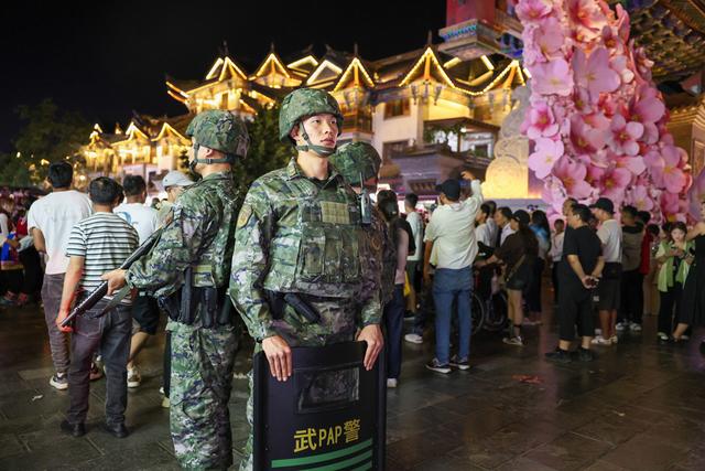 楚雄彝族自治州火把节，武警官兵保障游客平安出行