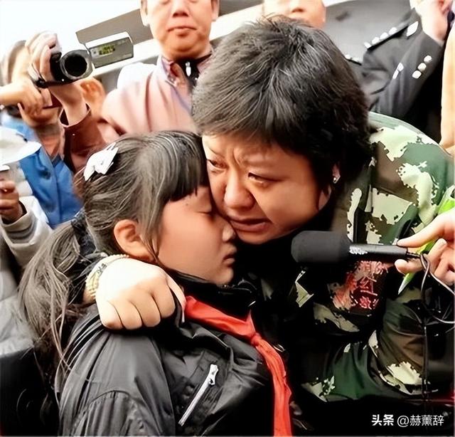 “骗”了30年，韩红亲爹居然是他？难怪没人敢惹，这身份太惊人！