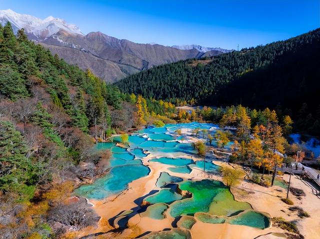 一泡尿“毁”了全家!男童尿进黄龙彩池，景区硬气通报:永久禁入