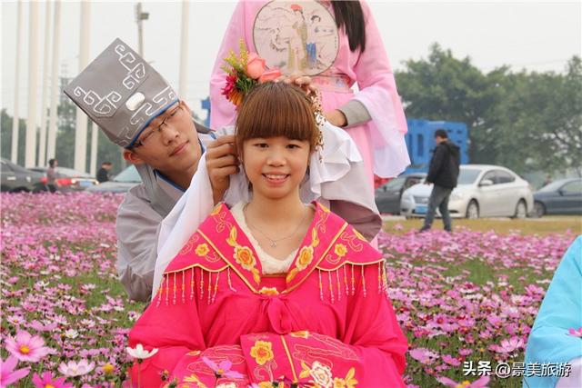 金秋佛山簪花觅花香，如果您是大男人，愿意头上戴花出游吗？