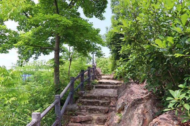 浙江绍兴这个公园依山傍水，两根石笋营造美丽风光，成为休闲胜地