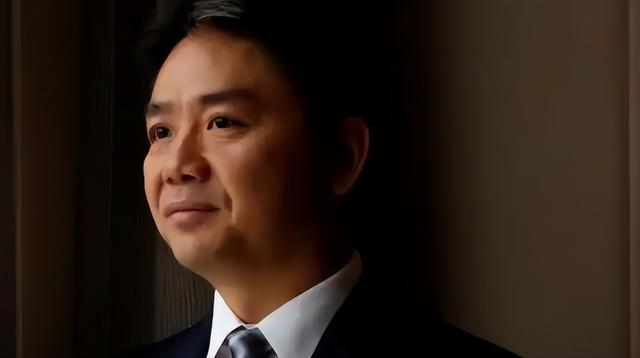 刘强东上千亿身家背后，儿子却是他一生的痛，感谢章泽天视如己出