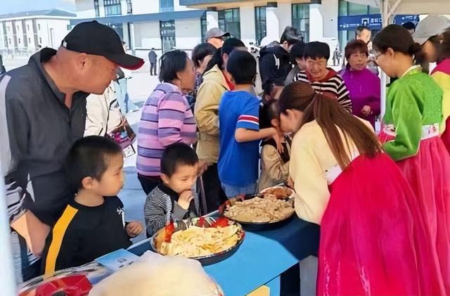 递饮品、指路线、荐美食！这场文化市集太懂游客心