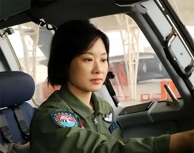 阅兵女机长身份曝光！私生活被扒牺牲太大，老公不简单，央视点名