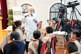 给小学生上堂“化学课” 戴伟博士在静安一中心小学的科普讲座“沸腾了”图片