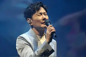 57岁张信哲单身31年，至今不婚，捐光上亿资产，都是为了朱小妹图片