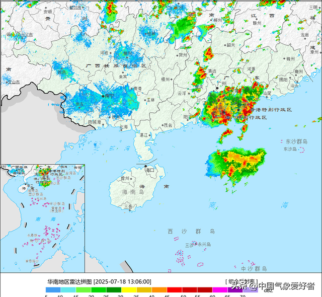 深圳交警雨中徒手清理被堵下水道